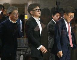 　韓国与党「国民の力」の議員総会中、一時会議場の外に出た韓東勲代表（中央）＝６日、ソウル（共同）