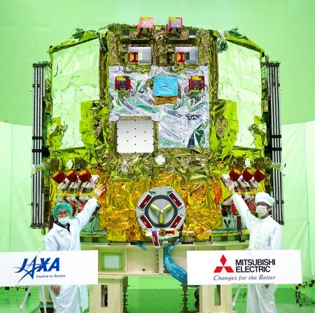 　公開された新型無人補給船「ＨＴＶ―Ｘ」１号機の機体の一部＝１０日午後、神奈川県鎌倉市