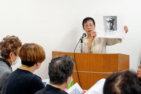 　語り部活動を再現する徳島県遺族会の浜順子副会長＝１１日午後、東京都千代田区