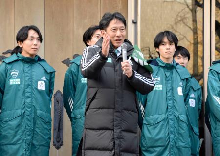 　箱根駅伝の壮行会で話す青学大の原晋監督（中央）＝１２日、東京都渋谷区