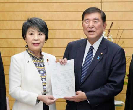 　性暴力に関する自民党の議連の上川陽子会長（左）から提言を受ける石破首相＝１２日午後、首相官邸